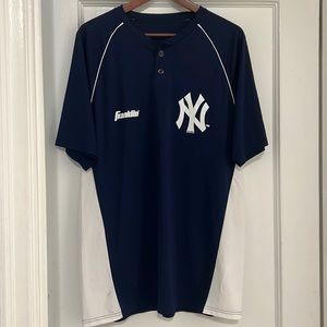 Mens Yankees shirt size large